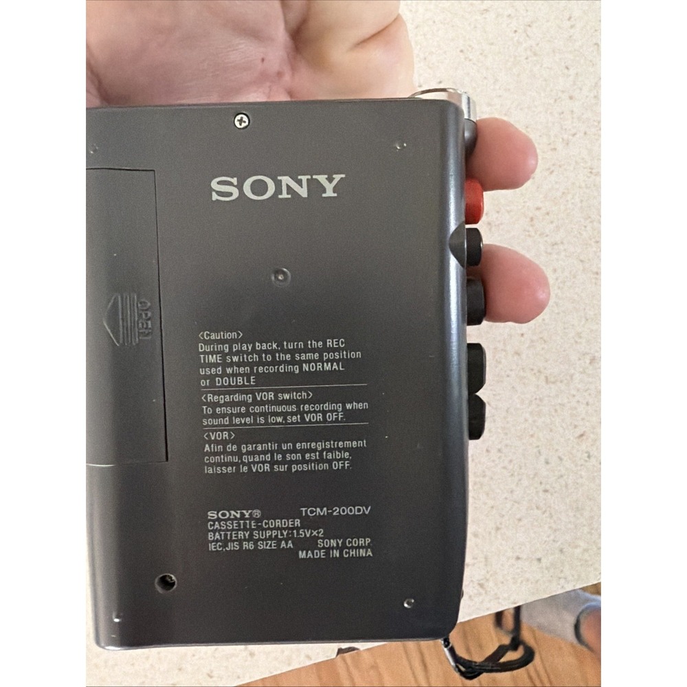 SONY TCM-200DV Handheld Cassette Voice Recorder VOR Speed Hums But Doesn't Spin - Picture 4 of 5